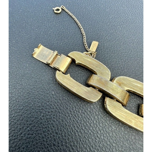 MONET DESIGNER SIGNED GOLD TONE VINTAGE LINK BRACELET WITH SAFETY CHAIN - Picture 6 of 9